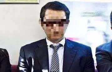 父親欠了一屁股債，兒子為了還債準備賣掉婚房，債主一來卻給兒子跪下了！