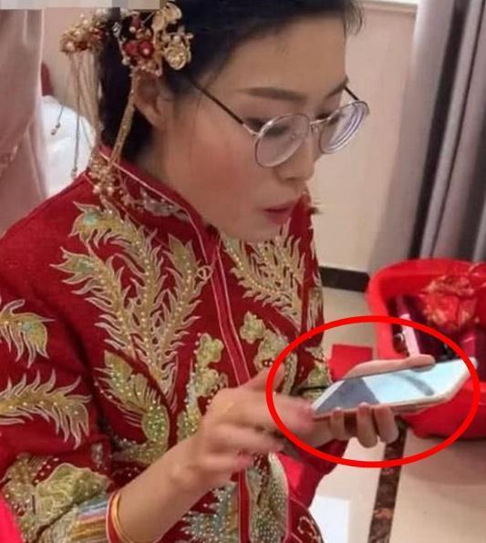 新娘目中無人？婚宴全程滑手機不顧賓客，走近一看卻讓大家閉上嘴！
