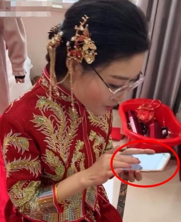 新娘目中無人？婚宴全程滑手機不顧賓客，走近一看卻讓大家閉上嘴！