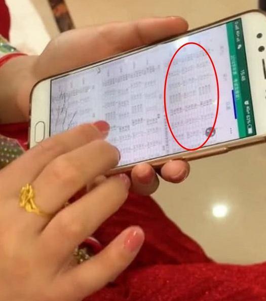 新娘目中無人？婚宴全程滑手機不顧賓客，走近一看卻讓大家閉上嘴！