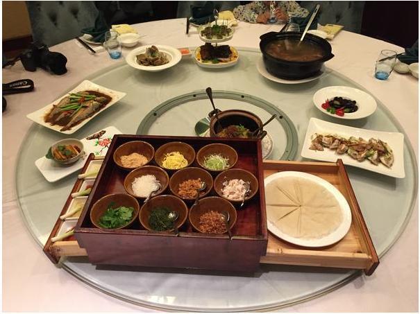 兩家商量婚事，吃飯時准婆婆在桌下扯我衣角，我看她一眼決定悔婚  