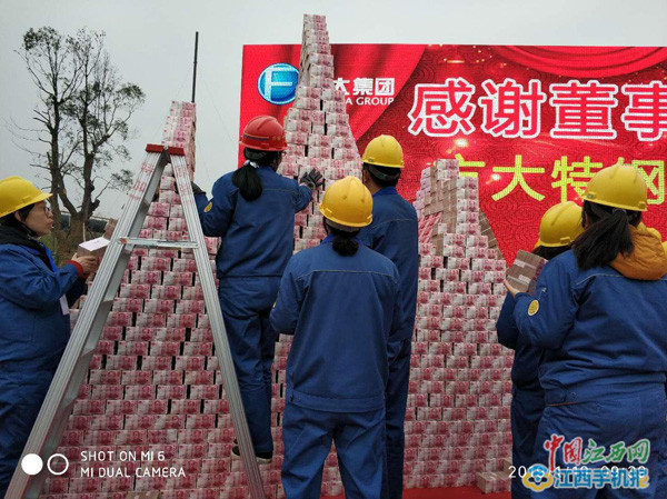 員工抱怨福利太好！老闆用年終堆出「錢山」 金額高到員工煩惱：不知怎麼花