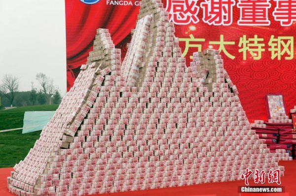 員工抱怨福利太好！老闆用年終堆出「錢山」 金額高到員工煩惱：不知怎麼花