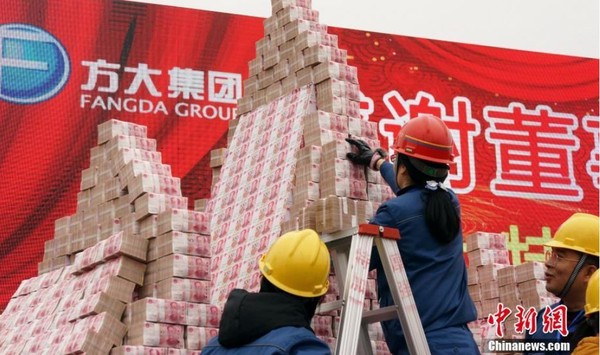 員工抱怨福利太好！老闆用年終堆出「錢山」 金額高到員工煩惱：不知怎麼花