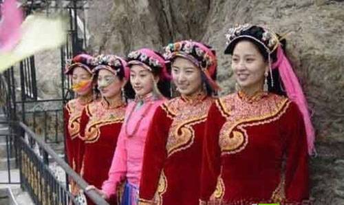 揭秘西藏 [一妻多夫] 的家庭！幾個丈夫如何同床共枕？該如何輪流上床的潛規則！一起上還是輪流的？