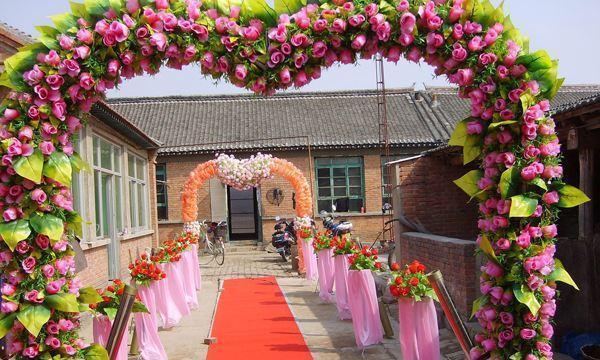 窮小子結婚擺酒，請十個同學只來了三個人，婚禮後沒來的都後悔了 