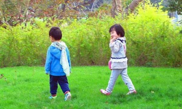 窮小子結婚擺酒，請十個同學只來了三個人，婚禮後沒來的都後悔了 