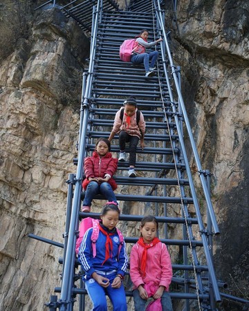  這群小孩住「海拔1400多公尺」山上　每天爬藤梯上學卻「堅持不遷村」