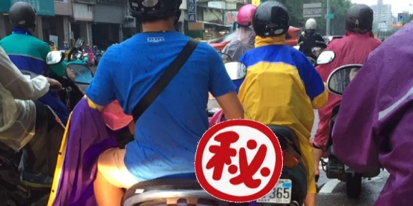 大雨天騎士「有雨衣不穿」！往下一看發現亮點 網友讚爆：太有愛了