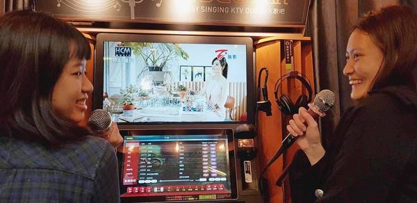 中壢KTV自拍 後面竟多了一個「長發女鬼」在地人爆料：不是第一次出現了...