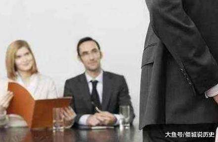 女面試官：我來大姨媽，你能幫我接杯熱水嗎？男子「機智應答」竟被當場錄用！