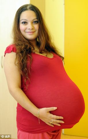 23歲年輕媽孕肚超大「以為懷上雙胞胎」超嗨，生下來發現「每隔480年才出現的奇蹟」創全國紀錄 ！