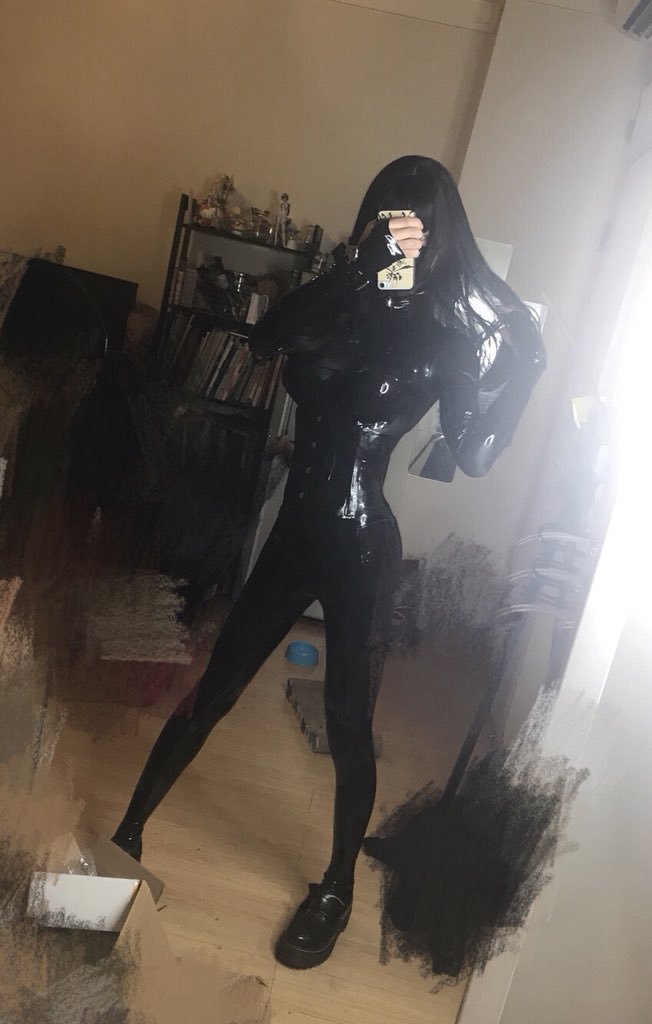 絕美Coser「穿緊身皮衣0贅肉」辣到全場狂拍她 一往上「超狂真面目」網看傻：太會藏