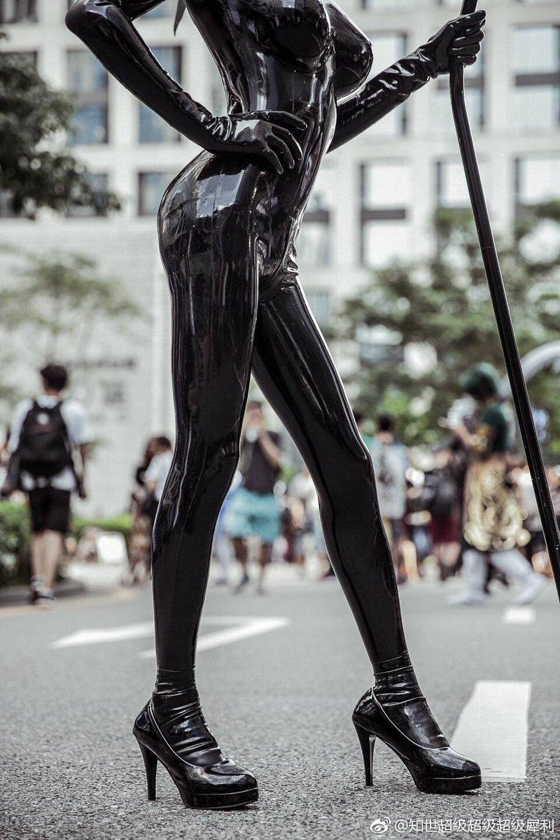 絕美Coser「穿緊身皮衣0贅肉」辣到全場狂拍她 一往上「超狂真面目」網看傻：太會藏