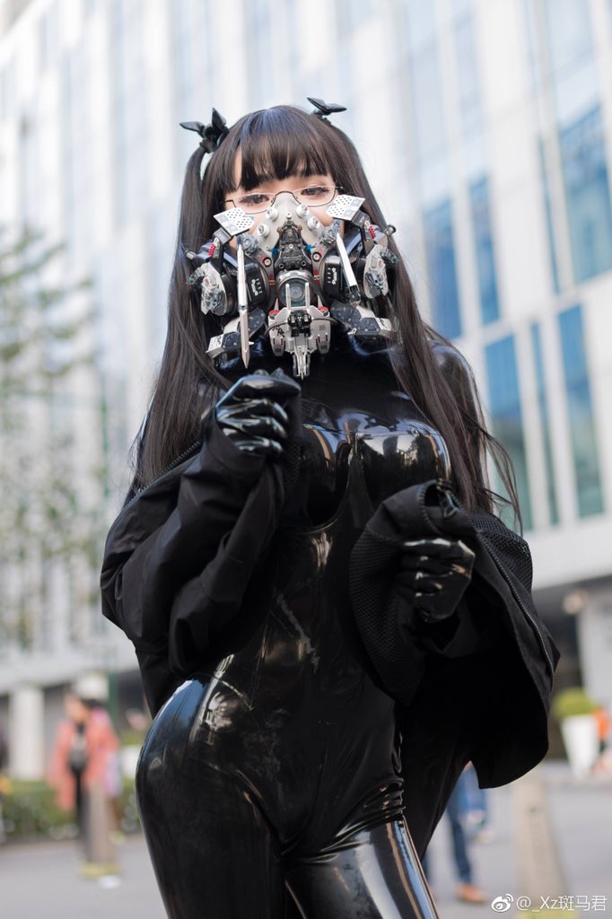 絕美Coser「穿緊身皮衣0贅肉」辣到全場狂拍她 一往上「超狂真面目」網看傻：太會藏