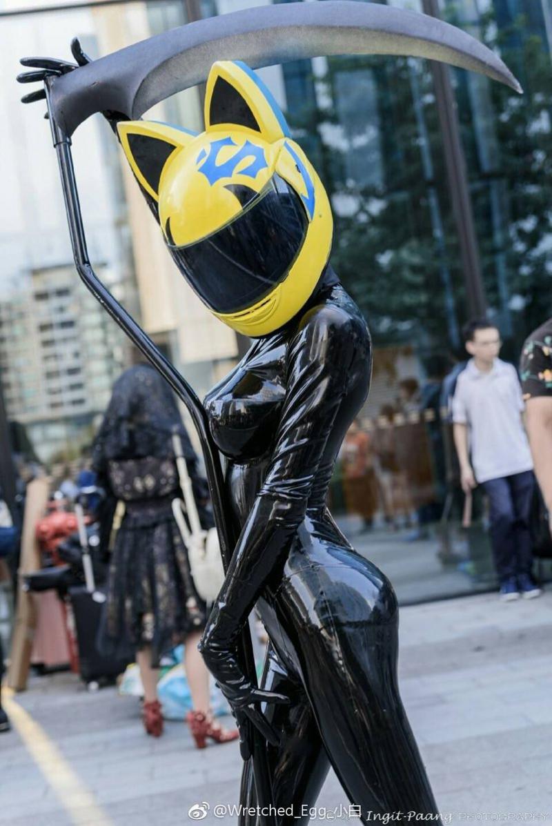 絕美Coser「穿緊身皮衣0贅肉」辣到全場狂拍她 一往上「超狂真面目」網看傻：太會藏