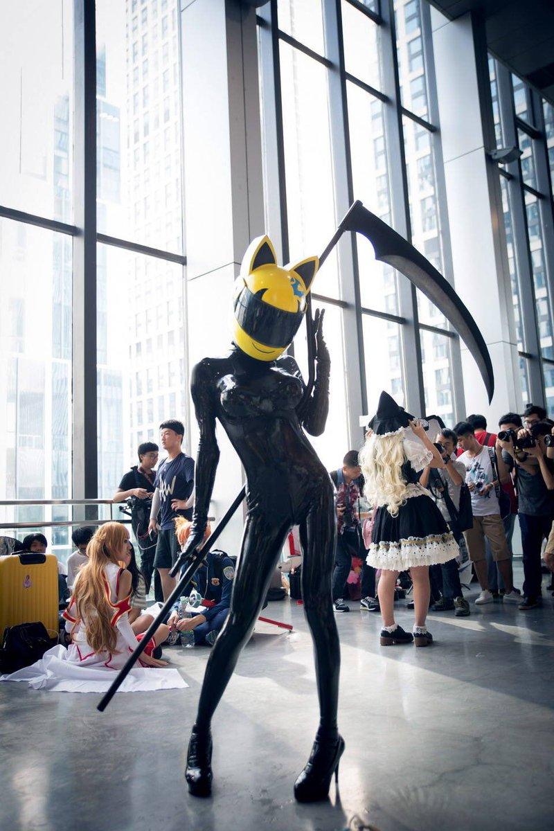 絕美Coser「穿緊身皮衣0贅肉」辣到全場狂拍她 一往上「超狂真面目」網看傻：太會藏