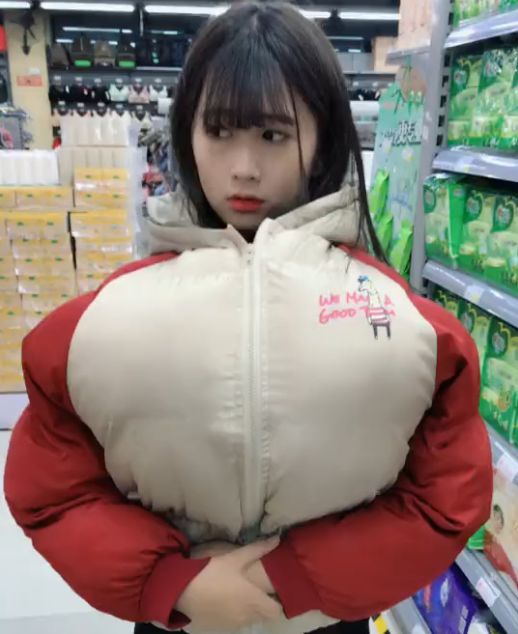 小美女早上去逛超市，在超市偷東西被保安發現，打開衣服後保安頓時臉紅了