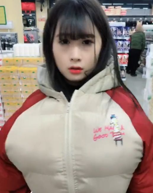 小美女早上去逛超市，在超市偷東西被保安發現，打開衣服後保安頓時臉紅了