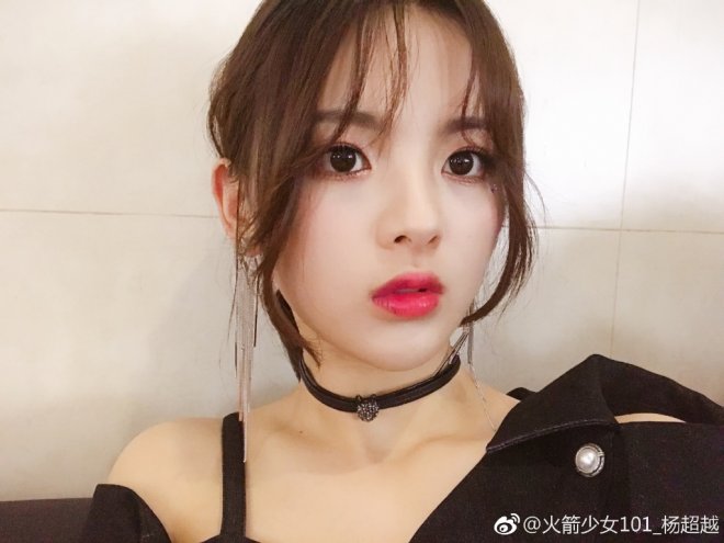 中國驚現最美古裝美女！20歲正妹「優雅低頭古裝照」網瘋傳　一抬頭「空靈臉龐」被讚翻：古代穿越來的！ 