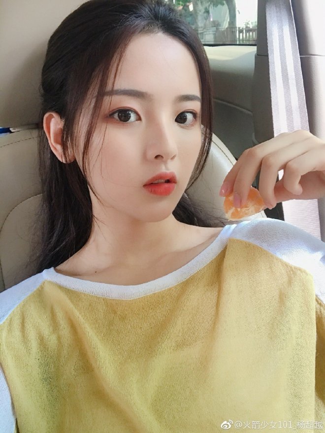 中國驚現最美古裝美女！20歲正妹「優雅低頭古裝照」網瘋傳　一抬頭「空靈臉龐」被讚翻：古代穿越來的！ 