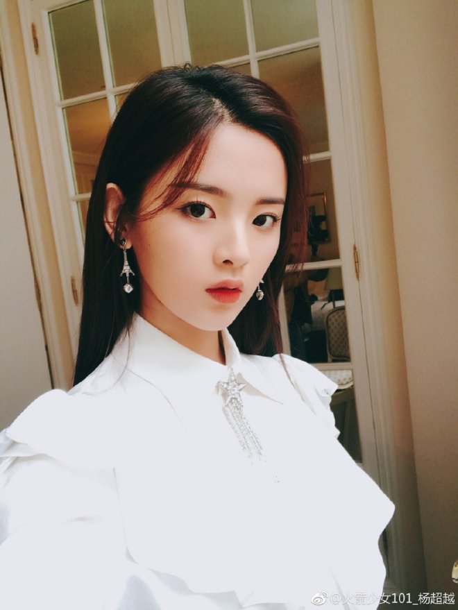 中國驚現最美古裝美女！20歲正妹「優雅低頭古裝照」網瘋傳　一抬頭「空靈臉龐」被讚翻：古代穿越來的！ 