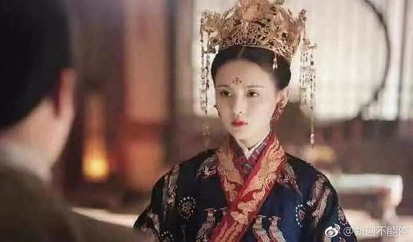 中國驚現最美古裝美女！20歲正妹「優雅低頭古裝照」網瘋傳　一抬頭「空靈臉龐」被讚翻：古代穿越來的！ 