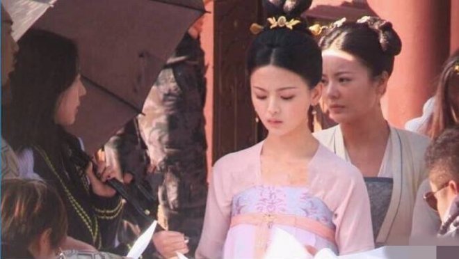 中國驚現最美古裝美女！20歲正妹「優雅低頭古裝照」網瘋傳　一抬頭「空靈臉龐」被讚翻：古代穿越來的！ 
