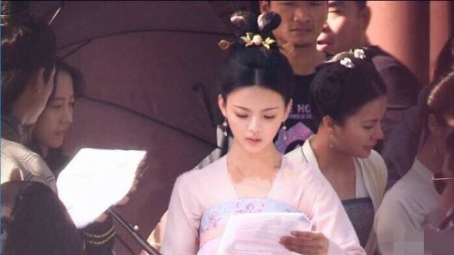 中國驚現最美古裝美女！20歲正妹「優雅低頭古裝照」網瘋傳　一抬頭「空靈臉龐」被讚翻：古代穿越來的！ 