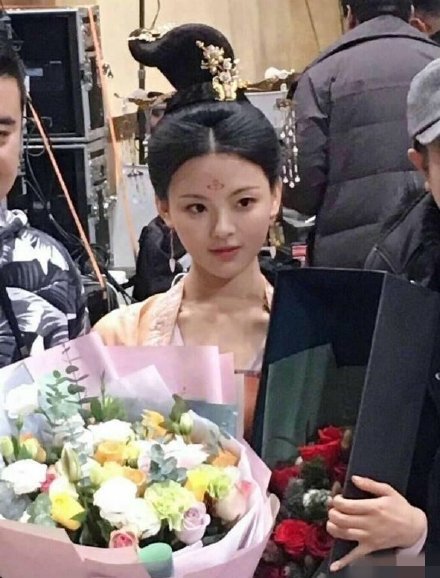中國驚現最美古裝美女！20歲正妹「優雅低頭古裝照」網瘋傳　一抬頭「空靈臉龐」被讚翻：古代穿越來的！ 