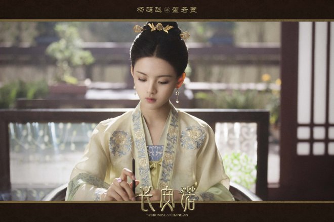 中國驚現最美古裝美女！20歲正妹「優雅低頭古裝照」網瘋傳　一抬頭「空靈臉龐」被讚翻：古代穿越來的！ 