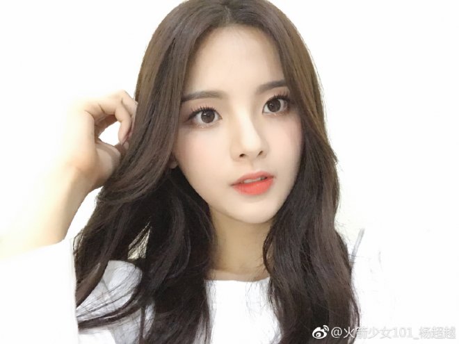 中國驚現最美古裝美女！20歲正妹「優雅低頭古裝照」網瘋傳　一抬頭「空靈臉龐」被讚翻：古代穿越來的！ 