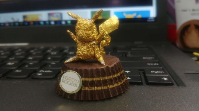 女兒愛吃金莎…他隨手將包裝紙「摺成12生肖」！駿馬奔騰帥爆「一看到金豬本尊」紅到國外：太Q了
