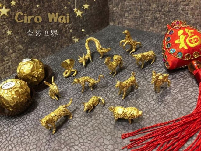 女兒愛吃金莎…他隨手將包裝紙「摺成12生肖」！駿馬奔騰帥爆「一看到金豬本尊」紅到國外：太Q了