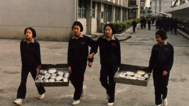 「抬便當」老照片勾起大家的回憶　網笑：懷念那怪味道