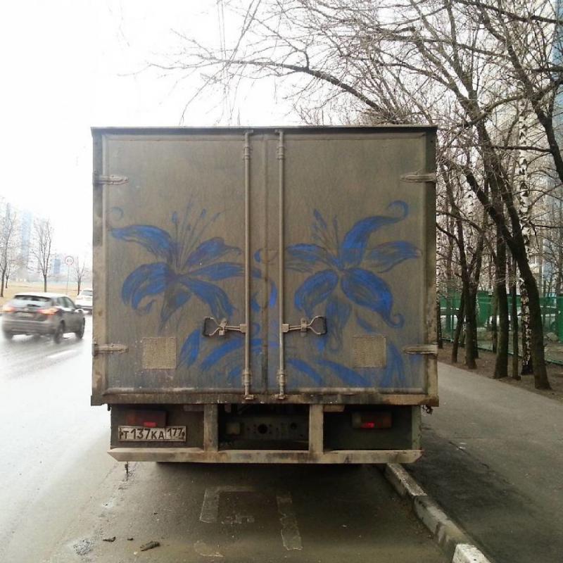 司機早上醒來上班發現骯髒的車突然變成藝術品，神人偷偷留下的畫作讓路人都會回頭看！
