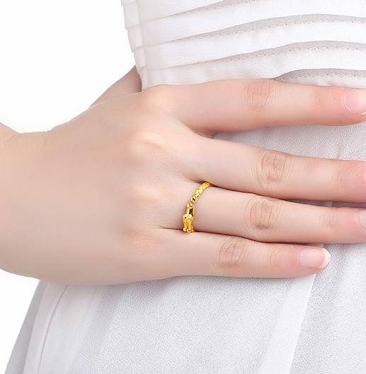 女人再「窮」也要戴一個金戒指，裡麵大有講究，一般人我不告訴她