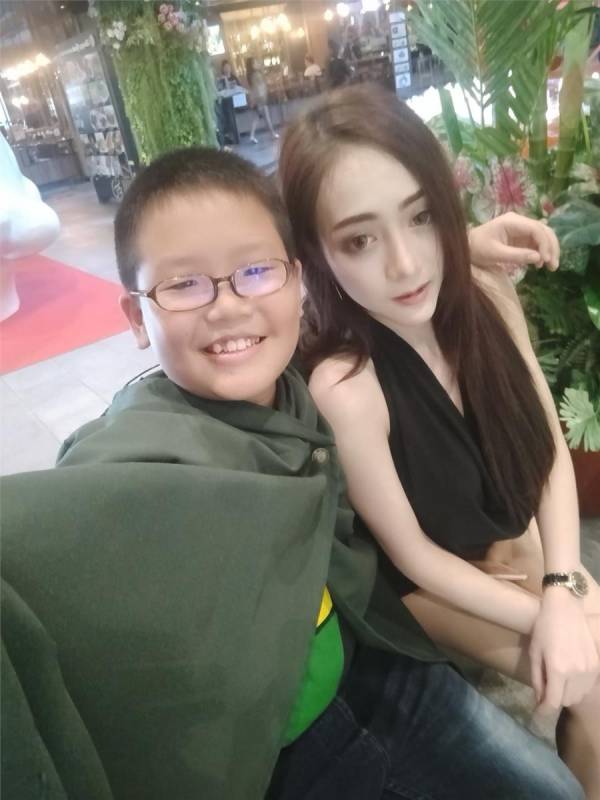 小學生「爽摟大12歲乳女友」炫富，「送4萬iPhone X」證明愛情，女方身分曝光網友看傻！