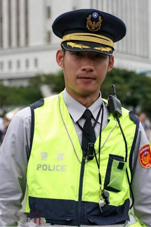 兒子乘車被撞離去，兩年後丈夫執勤攔下轎車，後座男孩喊他：爸爸！