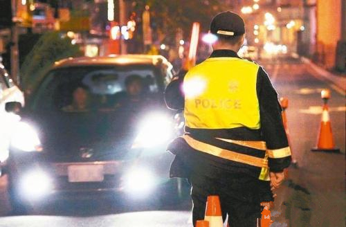 兒子乘車被撞離去，兩年後丈夫執勤攔下轎車，後座男孩喊他：爸爸！