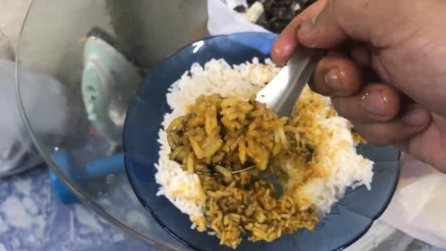男子捉了15隻螃蟹，塞到瓶子裡，15天後打開樂壞了！