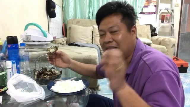 男子捉了15隻螃蟹，塞到瓶子裡，15天後打開樂壞了！