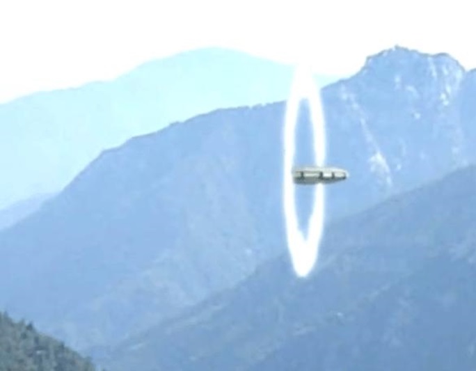 男子無意間撞見「UFO穿越時空門」拍下珍貴影片！放大檢視「80萬網友全看傻」：做人不要太鐵齒！ 