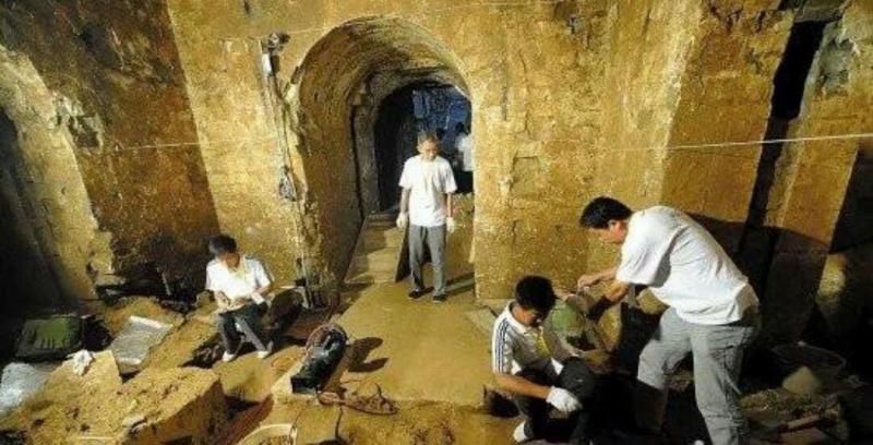 工地挖出千年古墓，棺材上寫著「開者即亡」，專家打開後嘖嘖稱嘆