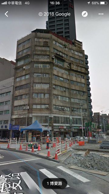他好奇問掛「為何台灣縣市火車站前都會有一棟被燒過的大樓」網：不要問太多！
