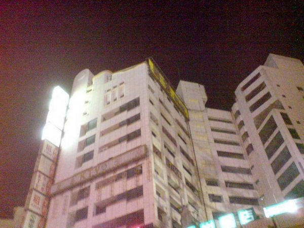 他好奇問掛「為何台灣縣市火車站前都會有一棟被燒過的大樓」網：不要問太多！
