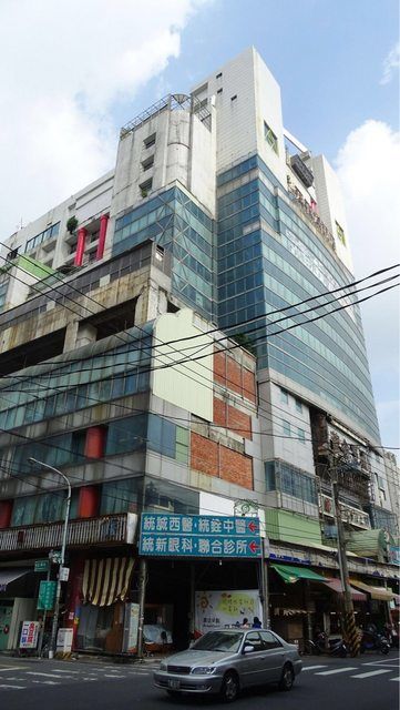 他好奇問掛「為何台灣縣市火車站前都會有一棟被燒過的大樓」網：不要問太多！