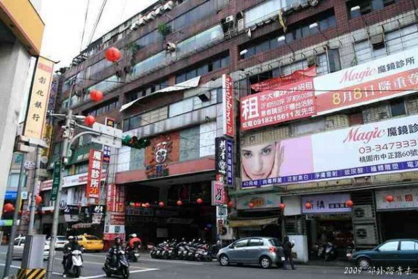 他好奇問掛「為何台灣縣市火車站前都會有一棟被燒過的大樓」網：不要問太多！