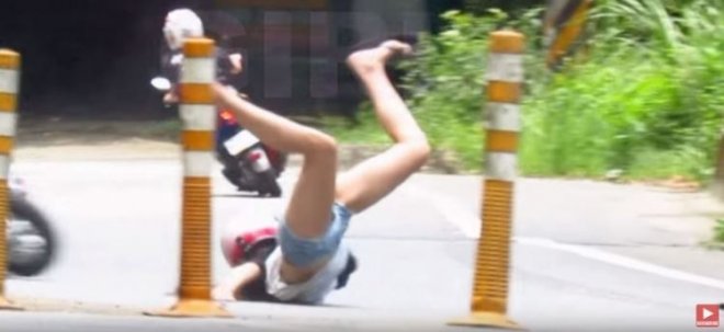 多年前北宜彎道片翻出 女騎士「上身滑壘」…光看就痛到爆！網:這超經典