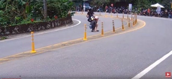 多年前北宜彎道片翻出 女騎士「上身滑壘」…光看就痛到爆！網:這超經典